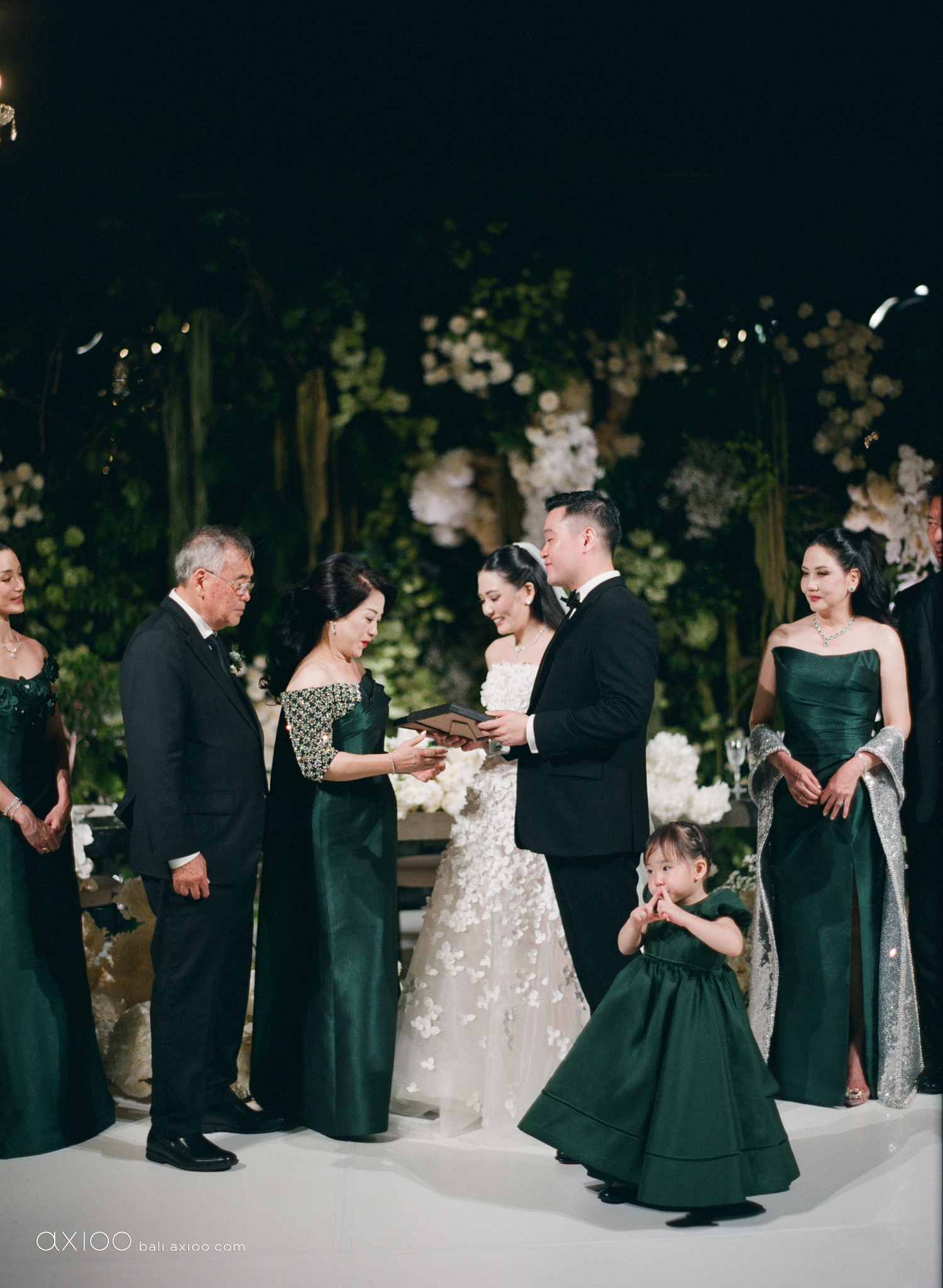 Axioo: Little Scene Stealers